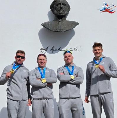 Матвей Арсёнов — крайний справа